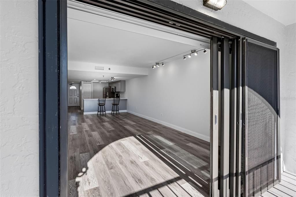 For Rent: $2,550 (1 beds, 1 baths, 840 Square Feet)