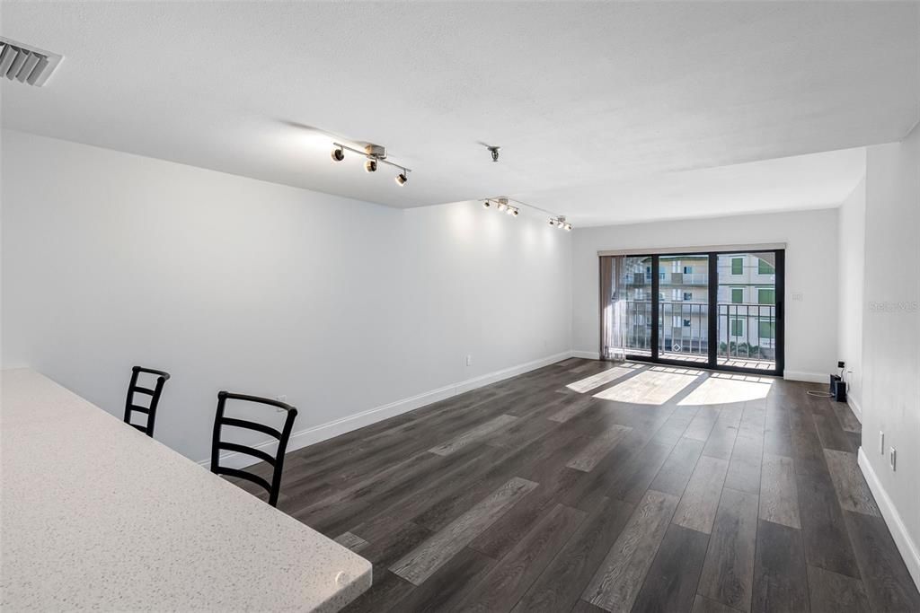 For Rent: $2,550 (1 beds, 1 baths, 840 Square Feet)