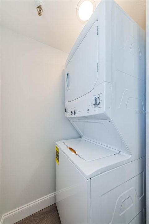 For Rent: $2,550 (1 beds, 1 baths, 840 Square Feet)