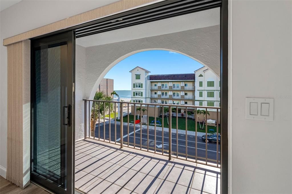 For Rent: $2,550 (1 beds, 1 baths, 840 Square Feet)