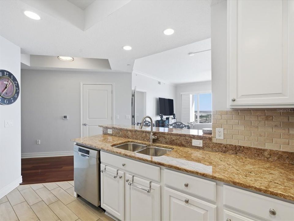 待售: $825,000 (2 贝兹, 2 浴室, 1165 平方英尺)