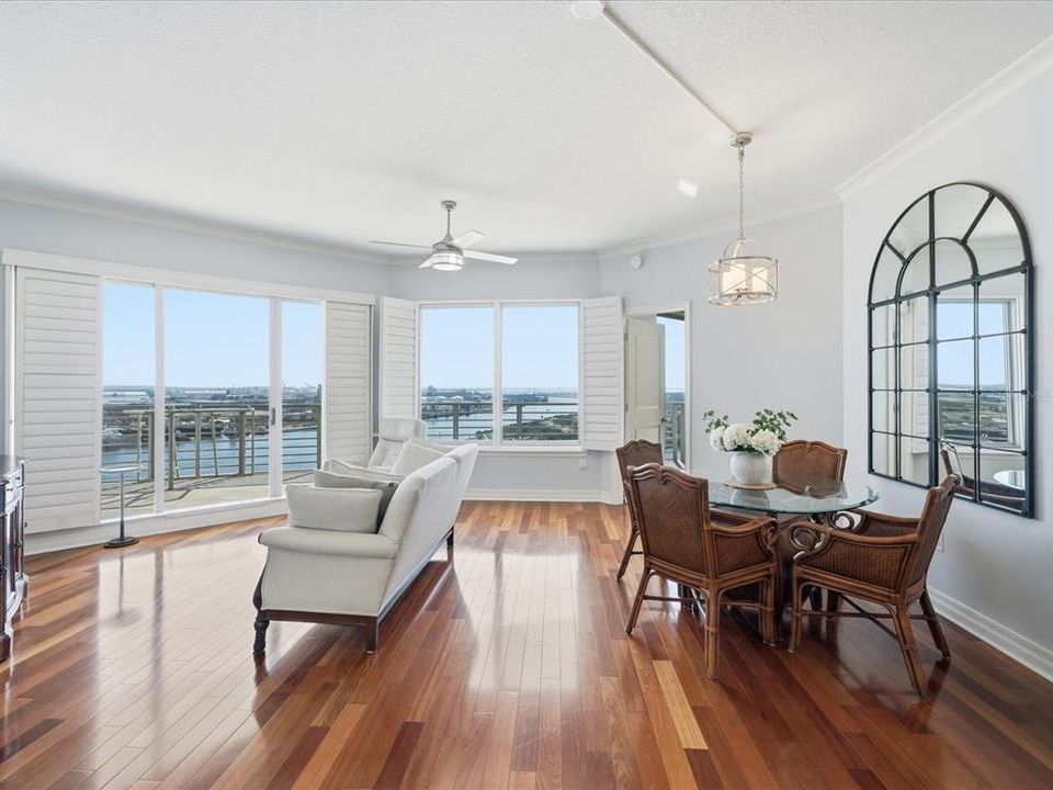 待售: $825,000 (2 贝兹, 2 浴室, 1165 平方英尺)