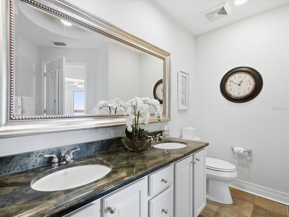 待售: $825,000 (2 贝兹, 2 浴室, 1165 平方英尺)