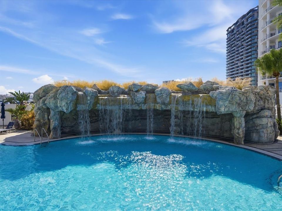 待售: $825,000 (2 贝兹, 2 浴室, 1165 平方英尺)