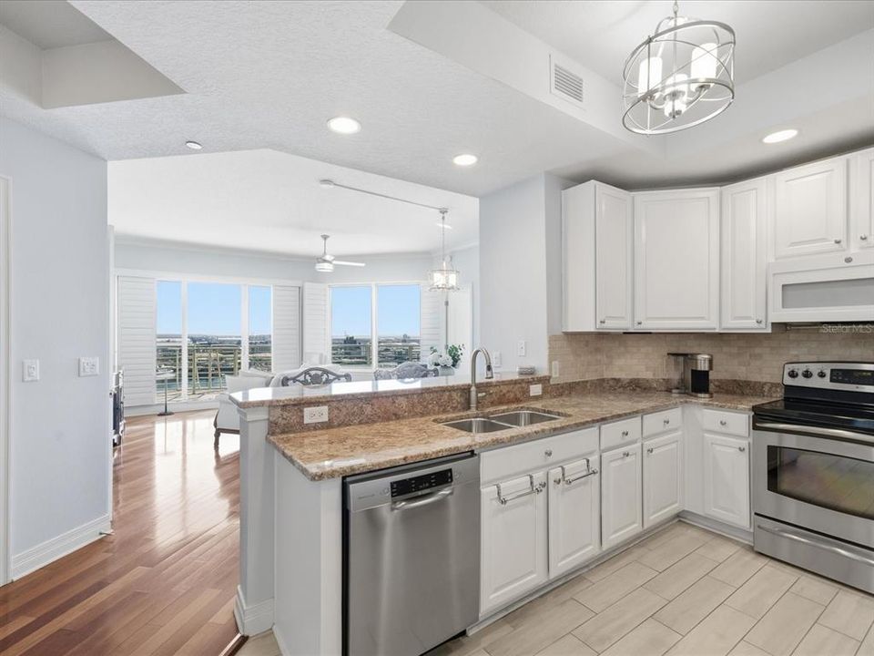 待售: $825,000 (2 贝兹, 2 浴室, 1165 平方英尺)