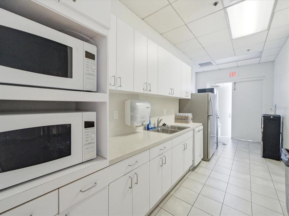 待售: $825,000 (2 贝兹, 2 浴室, 1165 平方英尺)