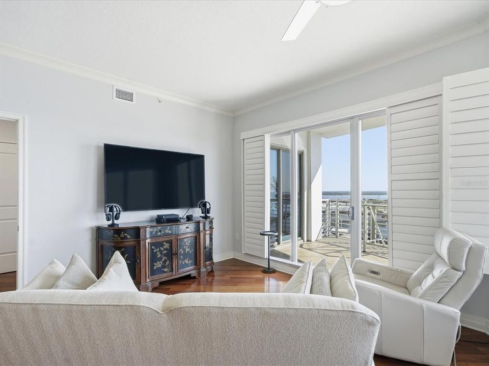 待售: $825,000 (2 贝兹, 2 浴室, 1165 平方英尺)