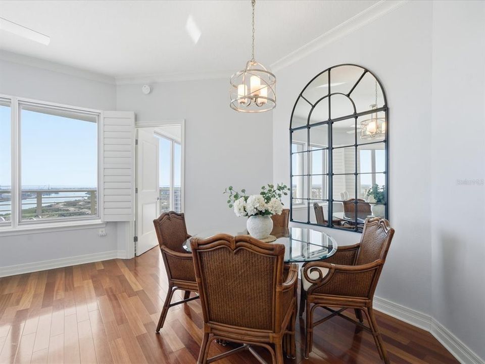 待售: $825,000 (2 贝兹, 2 浴室, 1165 平方英尺)