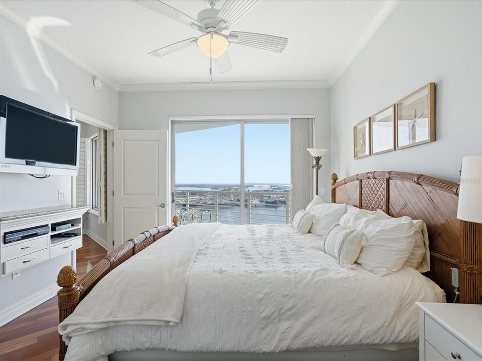 待售: $825,000 (2 贝兹, 2 浴室, 1165 平方英尺)