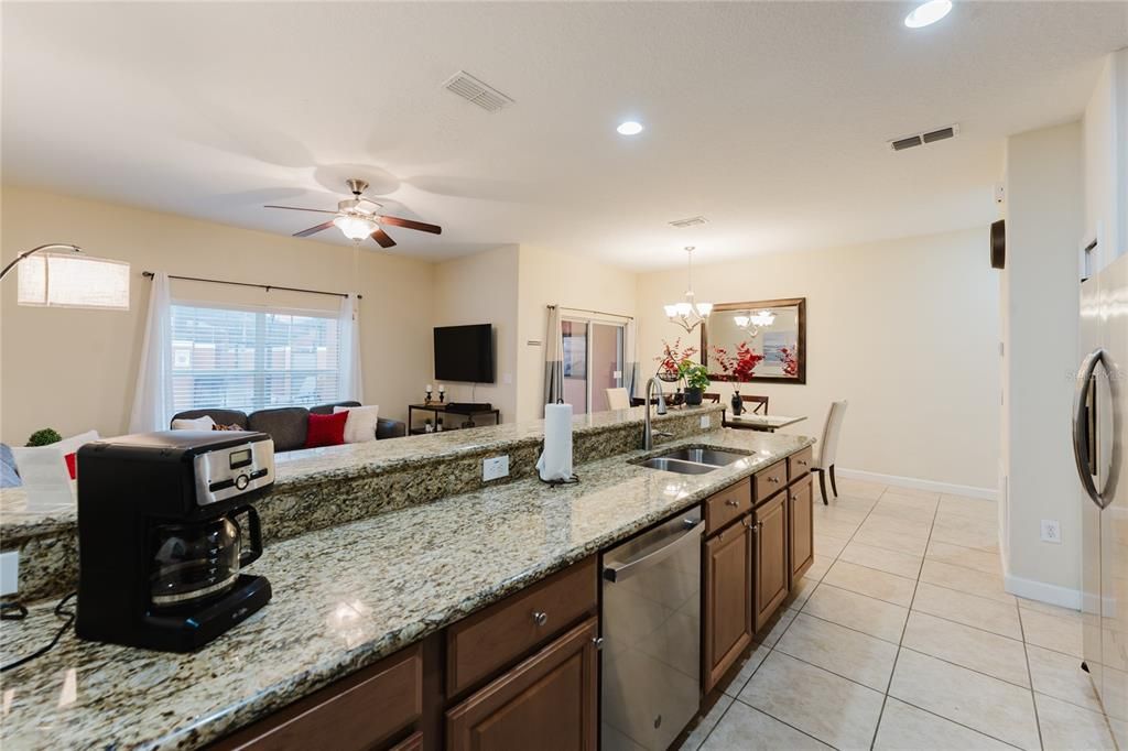 На продажу: $338,000 (4 спален, 3 ванн, 1902 Квадратных фут)