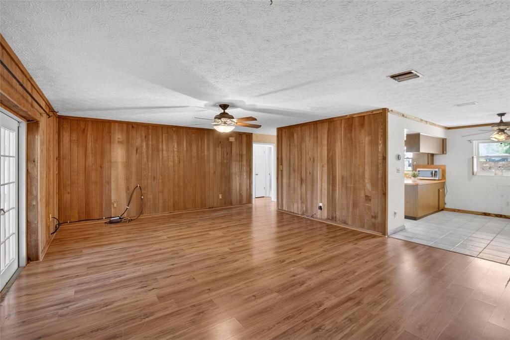 For Sale: $320,000 (3 beds, 2 baths, 1492 Square Feet)