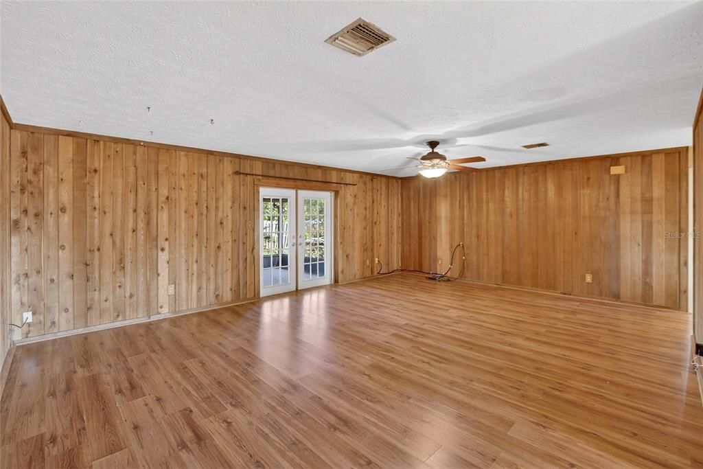 For Sale: $320,000 (3 beds, 2 baths, 1492 Square Feet)