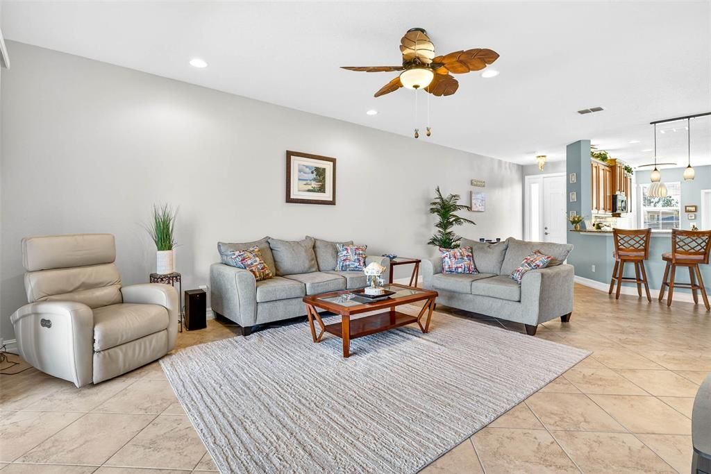 待售: $350,000 (2 贝兹, 2 浴室, 1800 平方英尺)