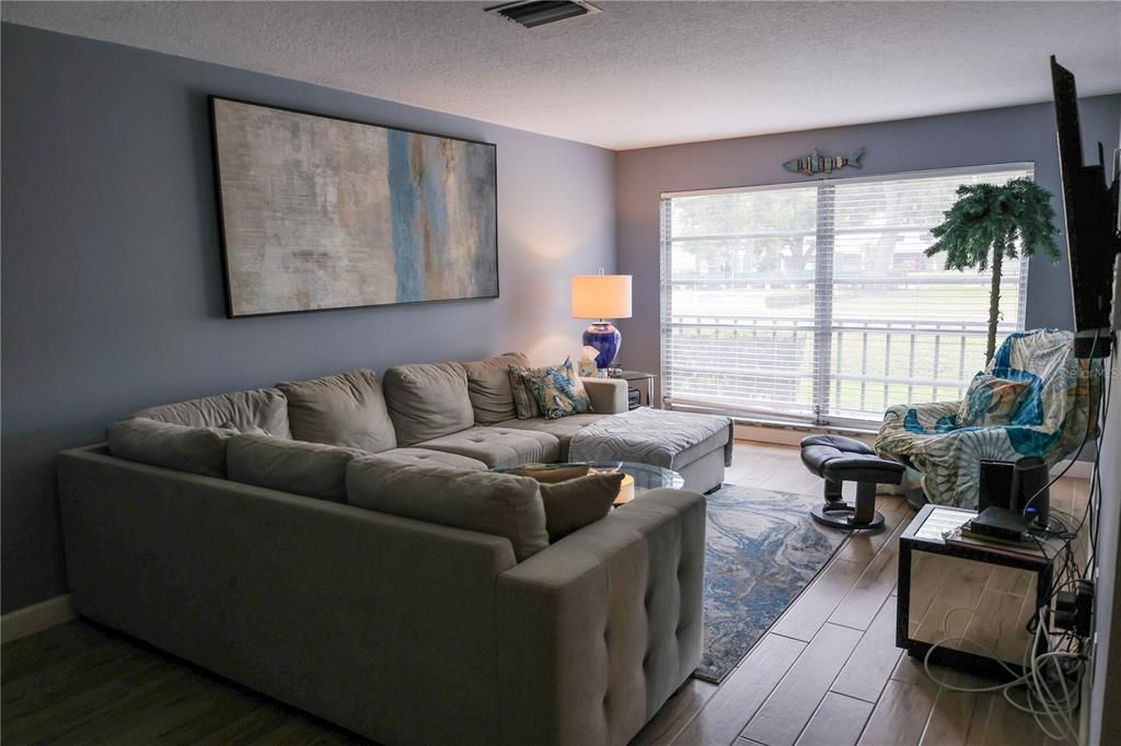 待售: $214,900 (2 贝兹, 1 浴室, 930 平方英尺)