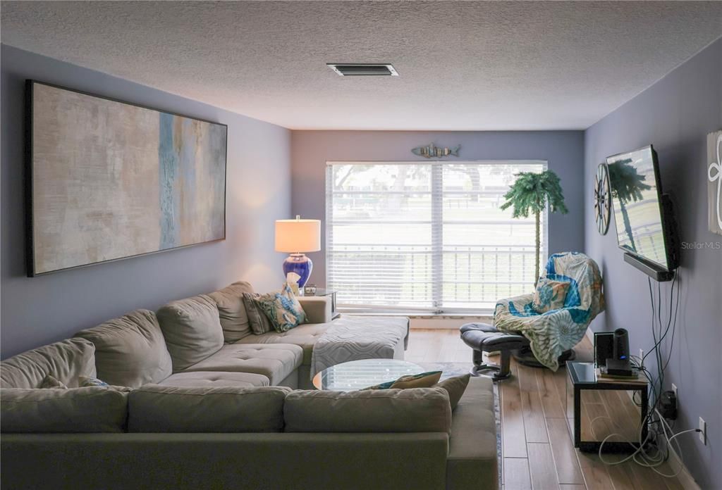 待售: $214,900 (2 贝兹, 1 浴室, 930 平方英尺)