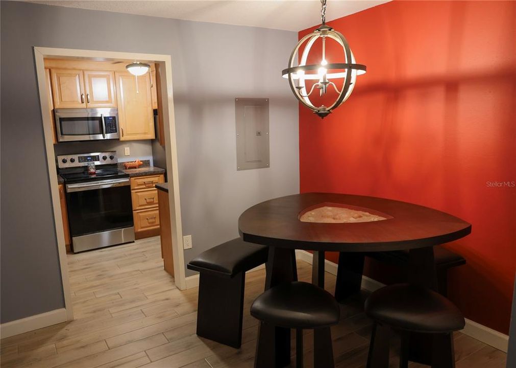 待售: $214,900 (2 贝兹, 1 浴室, 930 平方英尺)