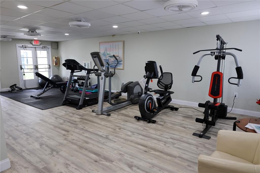 待售: $214,900 (2 贝兹, 1 浴室, 930 平方英尺)