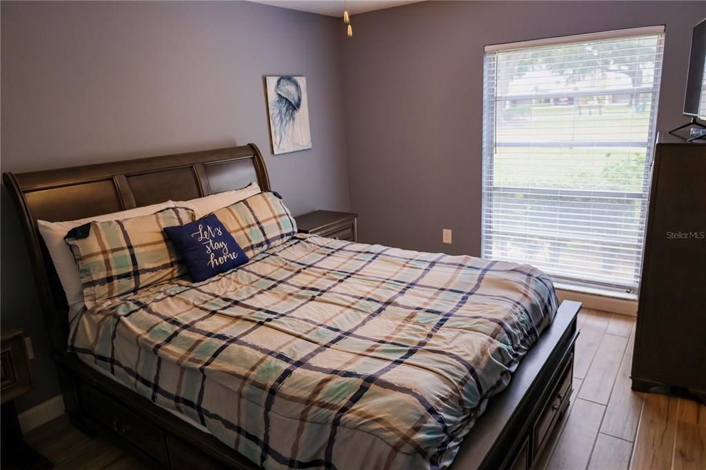 待售: $214,900 (2 贝兹, 1 浴室, 930 平方英尺)