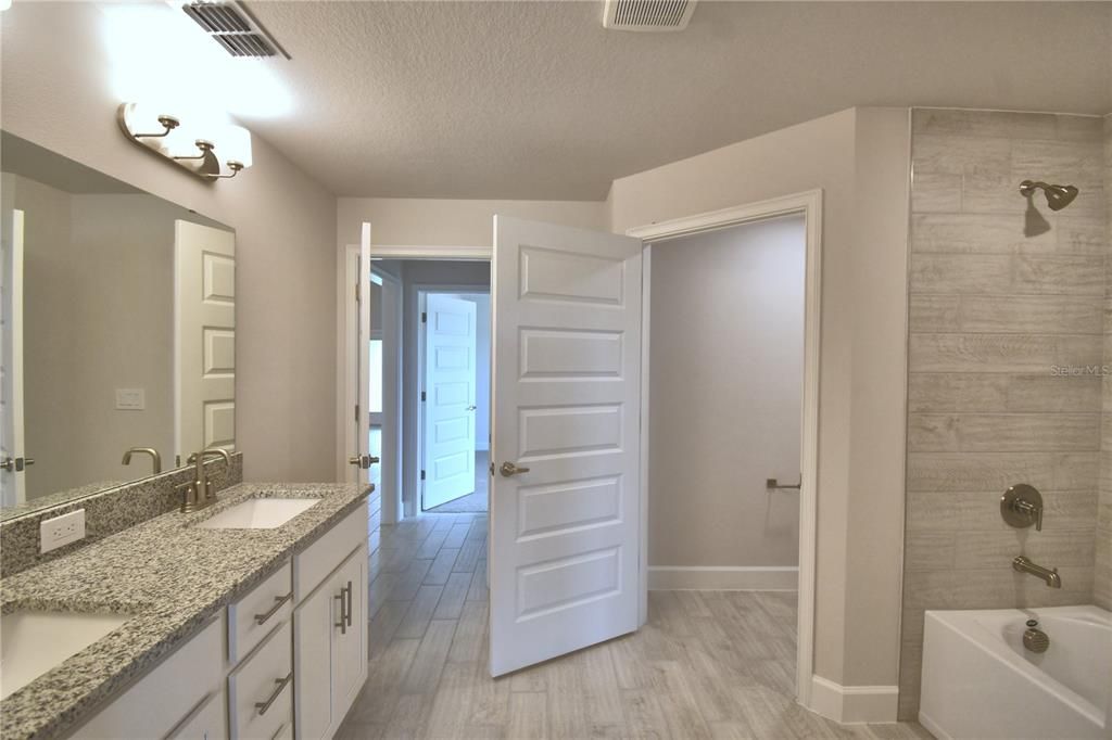 待售: $382,366 (4 贝兹, 3 浴室, 2200 平方英尺)