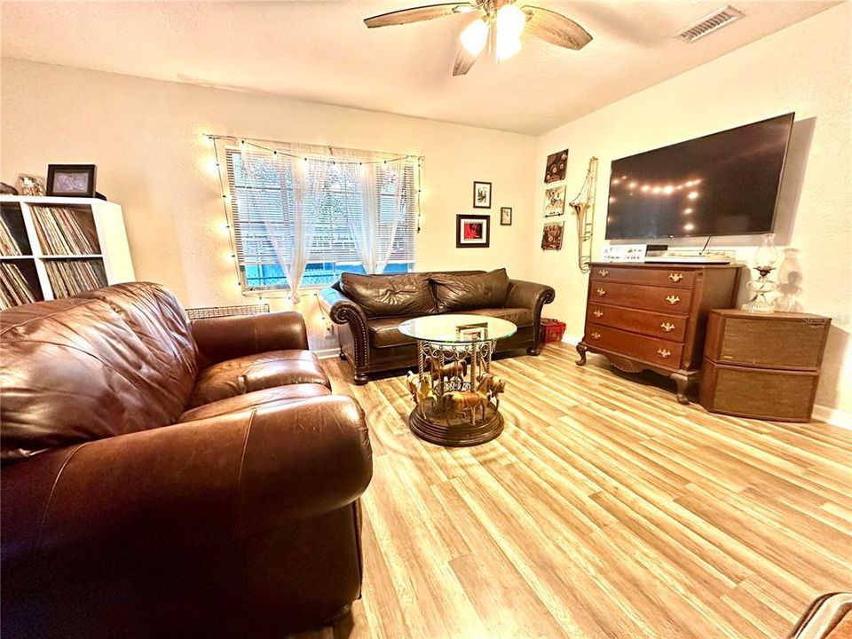 En Venta: $325,000 (3 camas, 2 baños, 1064 Pies cuadrados)