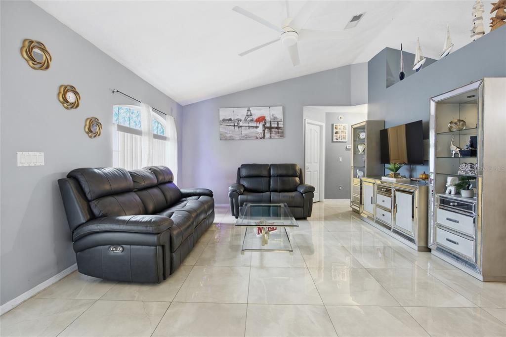 For Rent: $1,800 (3 beds, 2 baths, 1406 Square Feet)