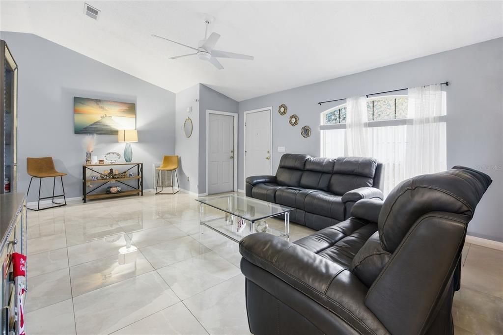 For Rent: $1,800 (3 beds, 2 baths, 1406 Square Feet)