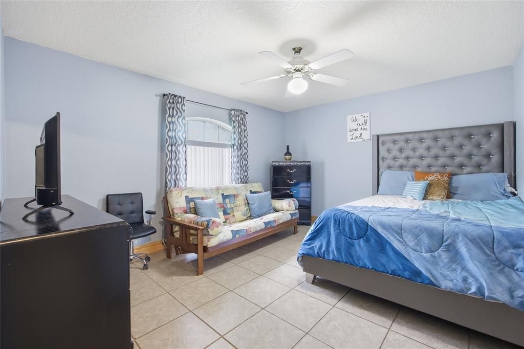 For Rent: $1,800 (3 beds, 2 baths, 1406 Square Feet)