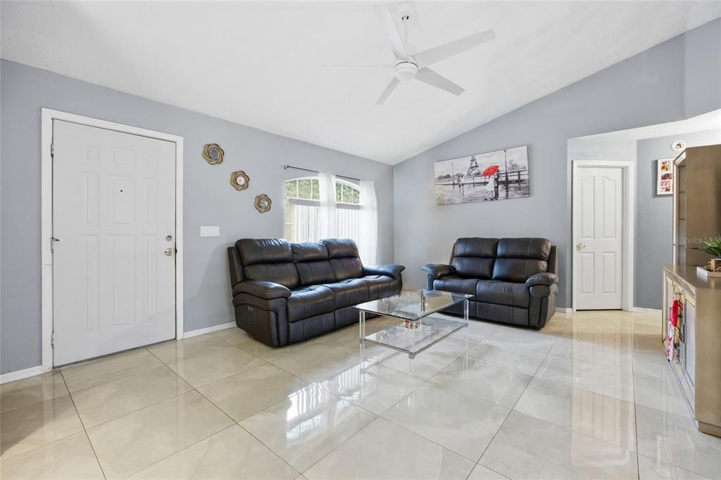 For Rent: $1,800 (3 beds, 2 baths, 1406 Square Feet)