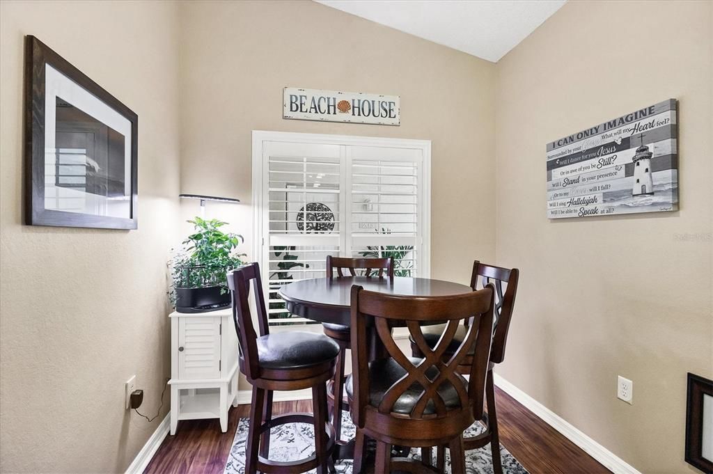 待售: $289,900 (2 贝兹, 2 浴室, 1212 平方英尺)