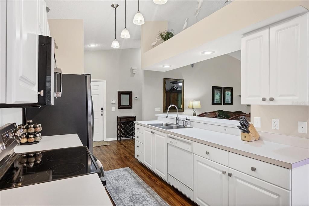 待售: $289,900 (2 贝兹, 2 浴室, 1212 平方英尺)