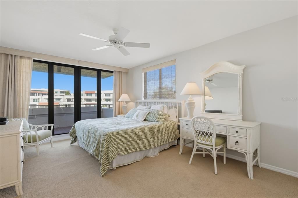 На продажу: $1,150,000 (3 спален, 3 ванн, 1707 Квадратных фут)