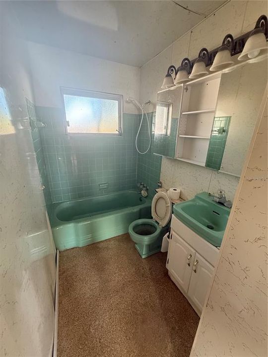 For Sale: $225,000 (3 beds, 2 baths, 1296 Square Feet)