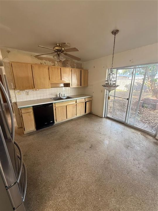 For Sale: $225,000 (3 beds, 2 baths, 1296 Square Feet)