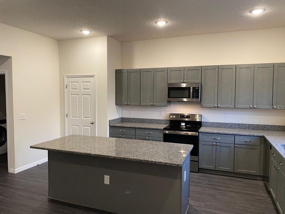 В аренду: $2,900 (4 спален, 2 ванн, 1863 Квадратных фут)