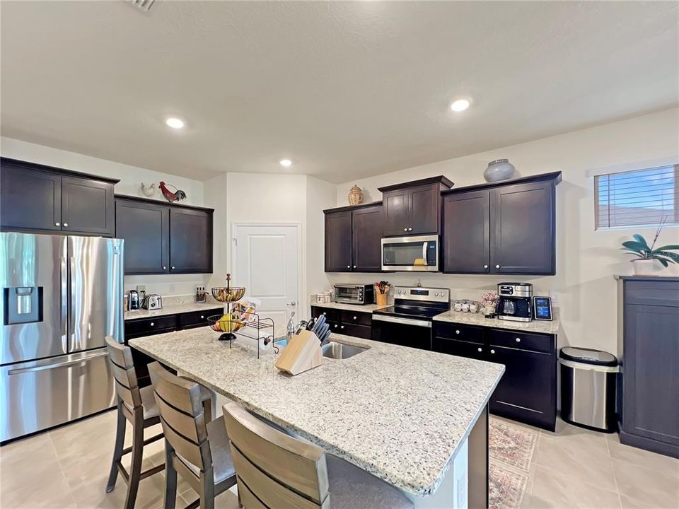 待售: $349,000 (4 贝兹, 2 浴室, 2039 平方英尺)