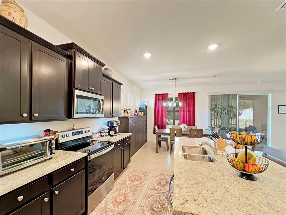 待售: $349,000 (4 贝兹, 2 浴室, 2039 平方英尺)