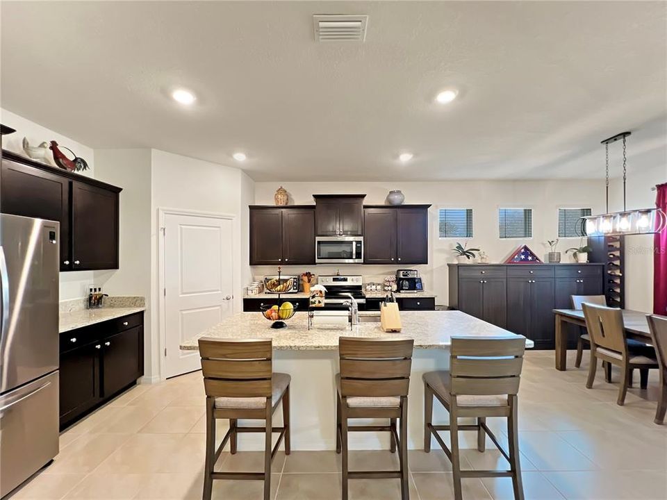 待售: $349,000 (4 贝兹, 2 浴室, 2039 平方英尺)