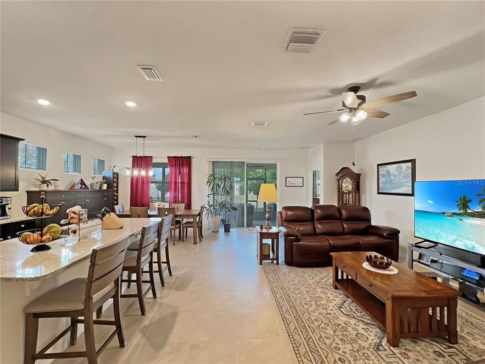 待售: $349,000 (4 贝兹, 2 浴室, 2039 平方英尺)