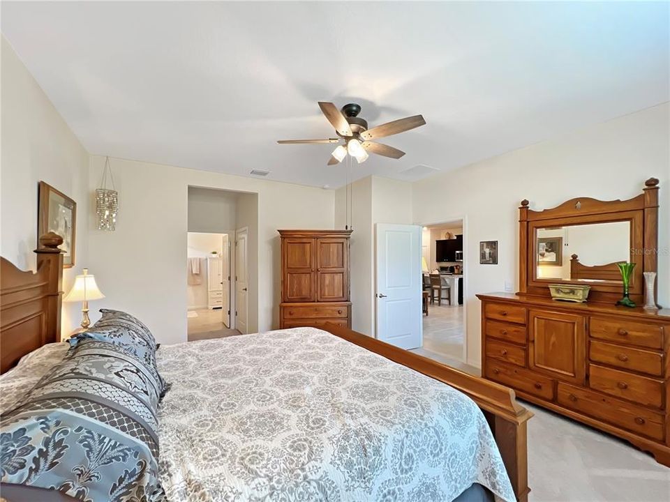 待售: $349,000 (4 贝兹, 2 浴室, 2039 平方英尺)