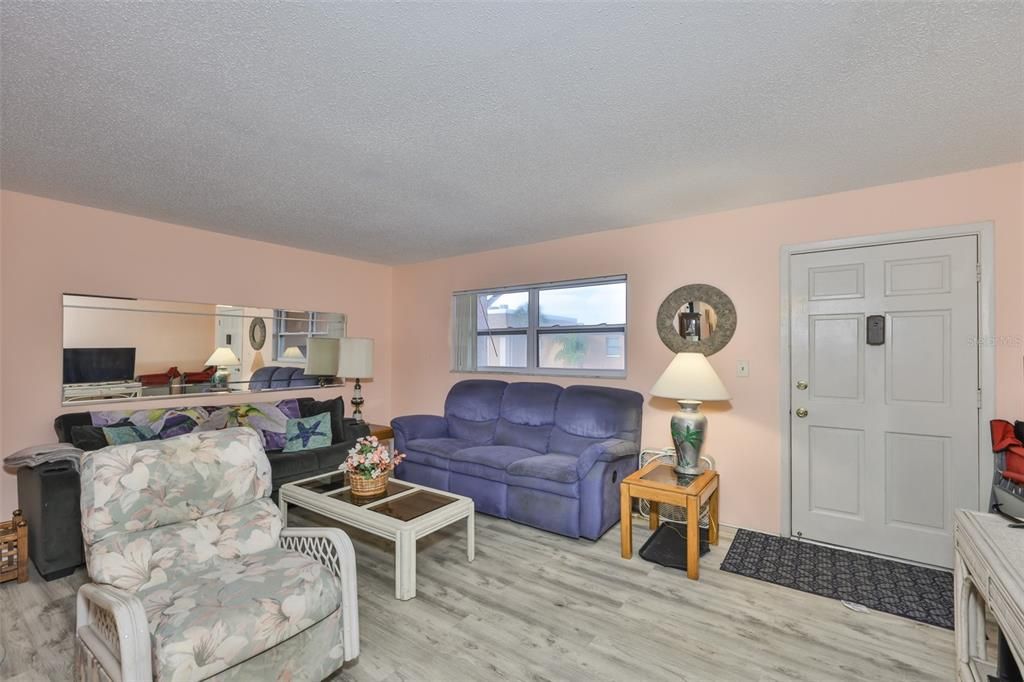 For Sale: $134,900 (1 beds, 1 baths, 747 Square Feet)