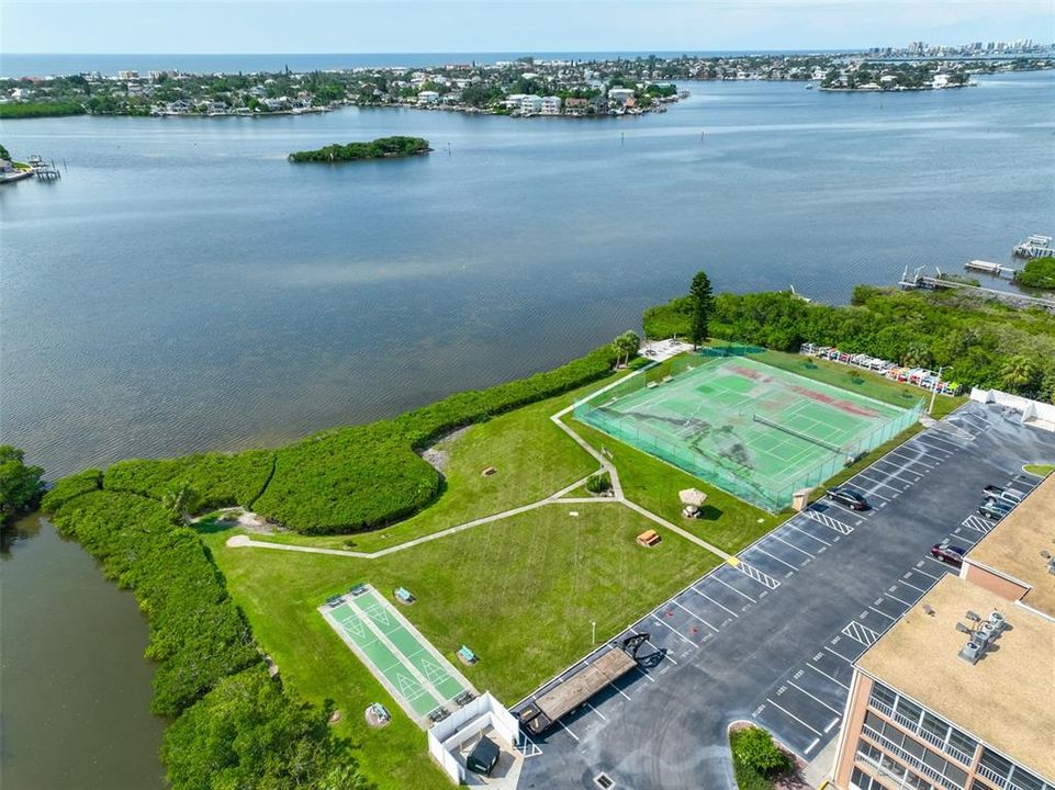 For Sale: $134,900 (1 beds, 1 baths, 747 Square Feet)