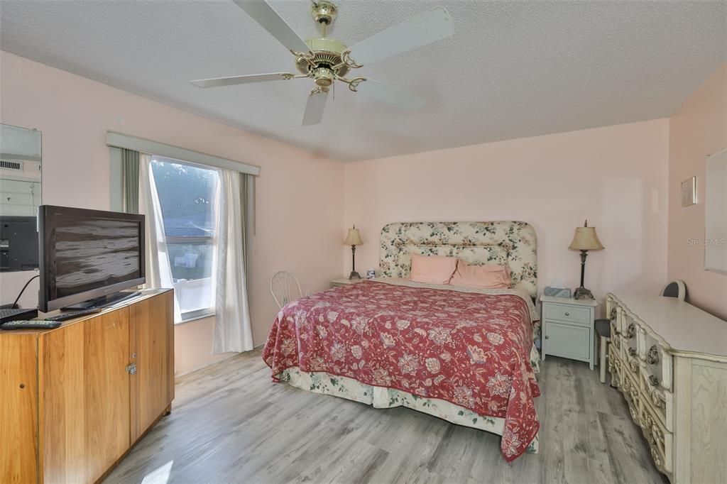 For Sale: $134,900 (1 beds, 1 baths, 747 Square Feet)