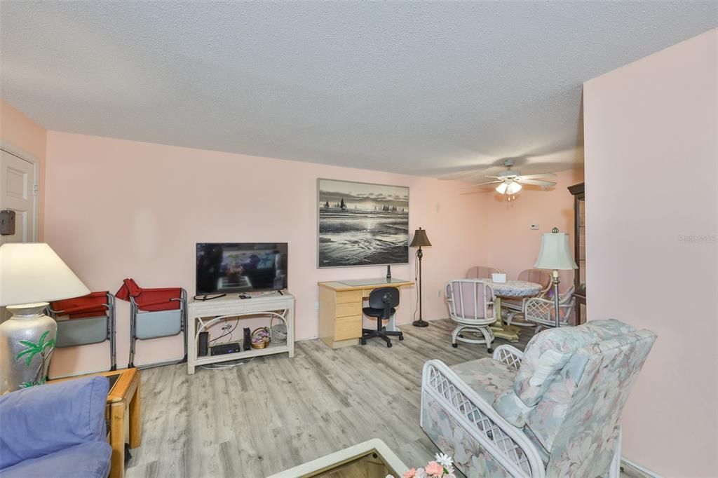 For Sale: $134,900 (1 beds, 1 baths, 747 Square Feet)