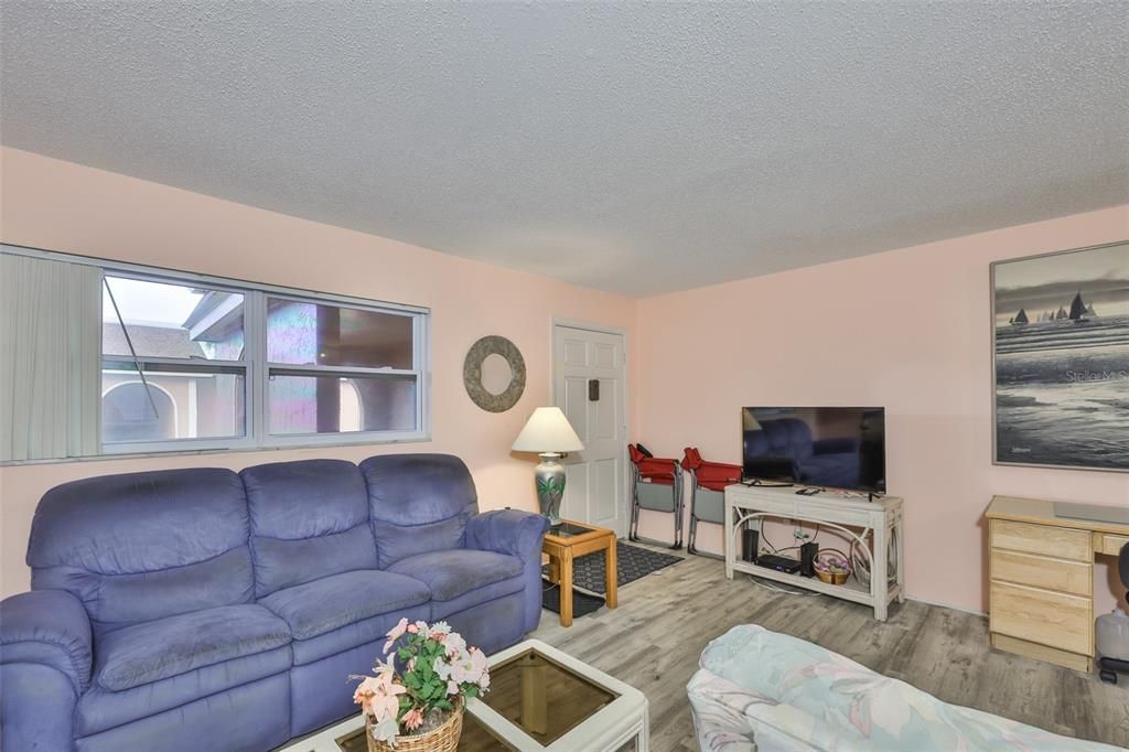 For Sale: $134,900 (1 beds, 1 baths, 747 Square Feet)