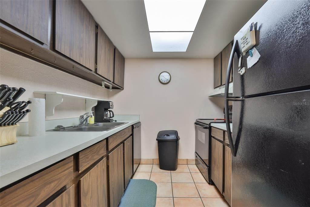 For Sale: $134,900 (1 beds, 1 baths, 747 Square Feet)