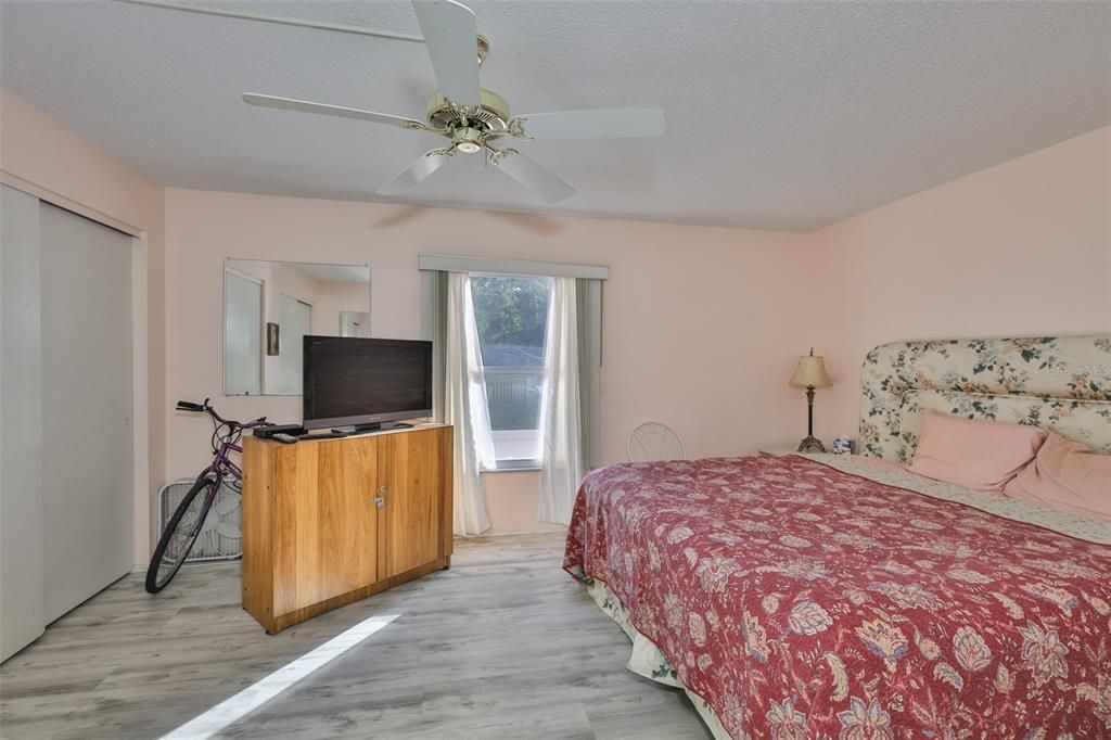 For Sale: $134,900 (1 beds, 1 baths, 747 Square Feet)