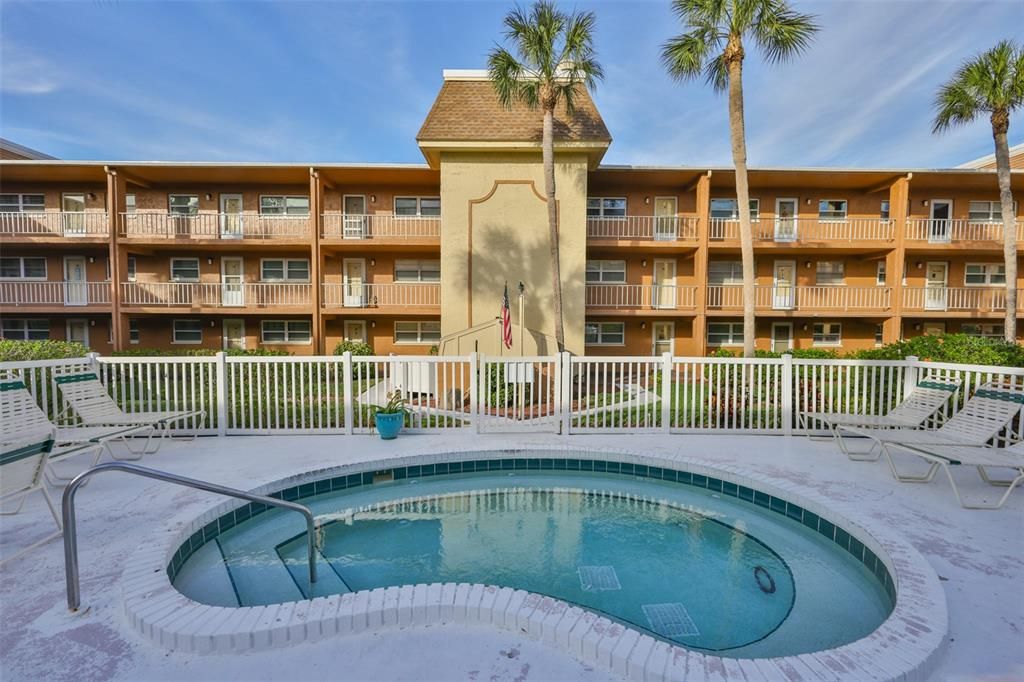 For Sale: $134,900 (1 beds, 1 baths, 747 Square Feet)