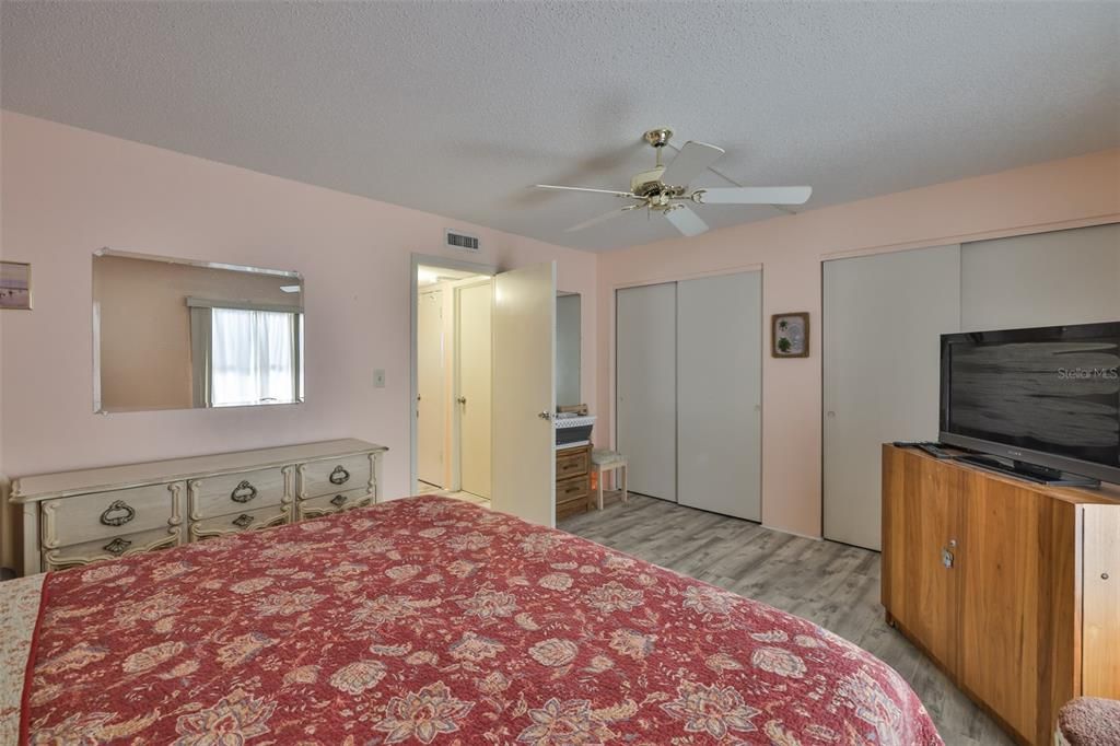 For Sale: $134,900 (1 beds, 1 baths, 747 Square Feet)