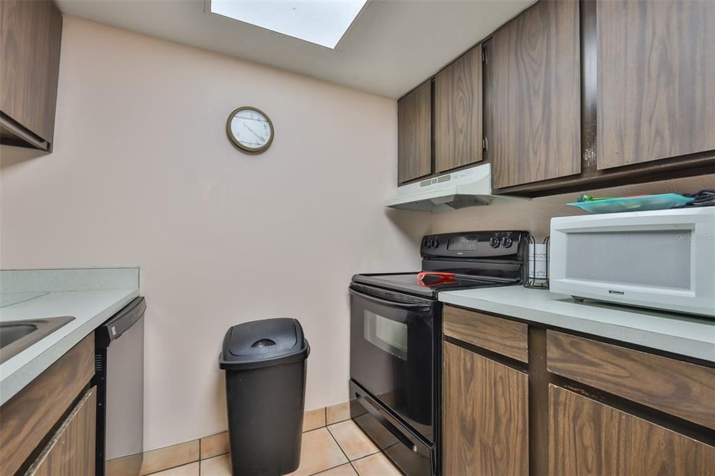 For Sale: $134,900 (1 beds, 1 baths, 747 Square Feet)