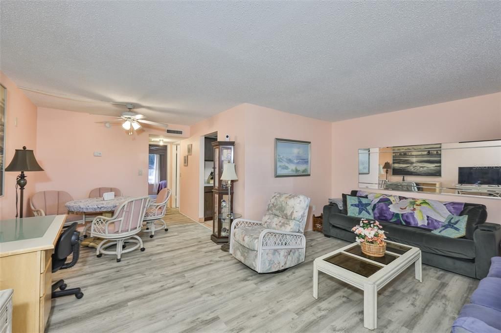 For Sale: $134,900 (1 beds, 1 baths, 747 Square Feet)